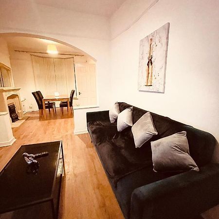 Cute Spacious 2 Bedroom House, Sleeps 8, Free Street Parking, Easy Access Lock Box Entry, 2 Minute Drive From City Centre Liverpool Ngoại thất bức ảnh