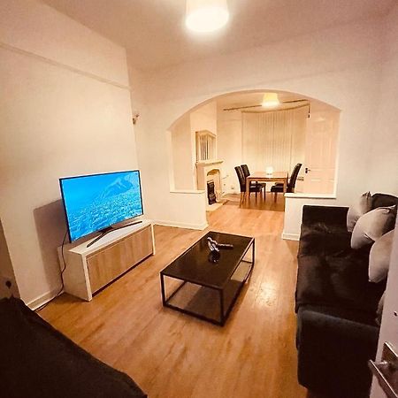 Cute Spacious 2 Bedroom House, Sleeps 8, Free Street Parking, Easy Access Lock Box Entry, 2 Minute Drive From City Centre Liverpool Ngoại thất bức ảnh