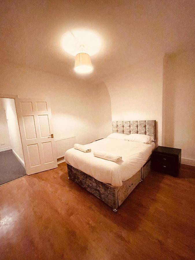 Cute Spacious 2 Bedroom House, Sleeps 8, Free Street Parking, Easy Access Lock Box Entry, 2 Minute Drive From City Centre Liverpool Ngoại thất bức ảnh