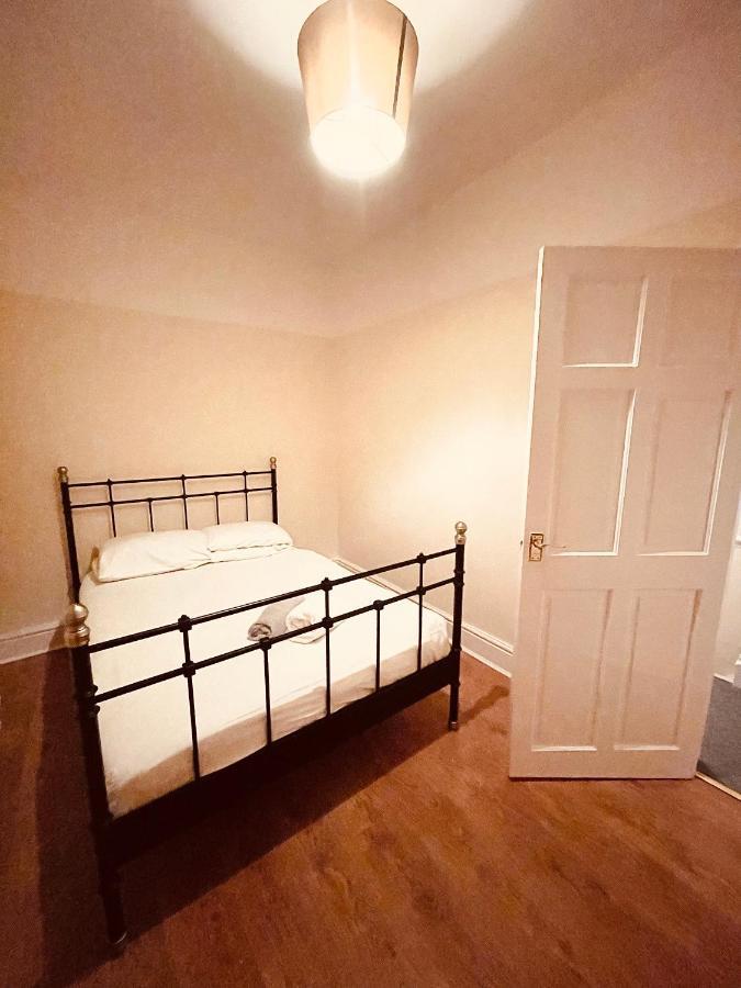 Cute Spacious 2 Bedroom House, Sleeps 8, Free Street Parking, Easy Access Lock Box Entry, 2 Minute Drive From City Centre Liverpool Ngoại thất bức ảnh