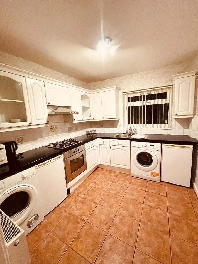 Cute Spacious 2 Bedroom House, Sleeps 8, Free Street Parking, Easy Access Lock Box Entry, 2 Minute Drive From City Centre Liverpool Ngoại thất bức ảnh