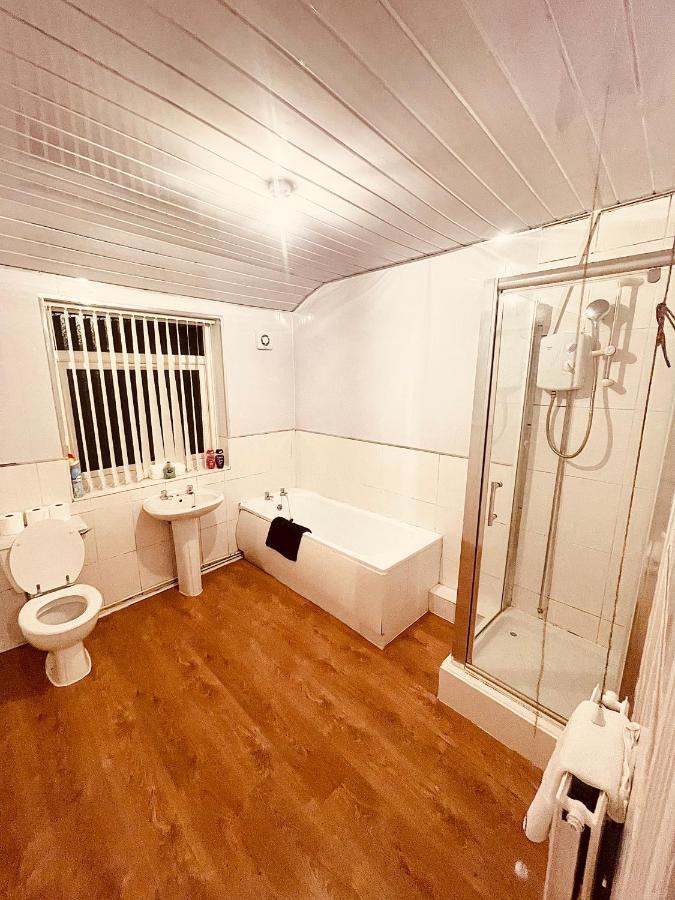 Cute Spacious 2 Bedroom House, Sleeps 8, Free Street Parking, Easy Access Lock Box Entry, 2 Minute Drive From City Centre Liverpool Ngoại thất bức ảnh