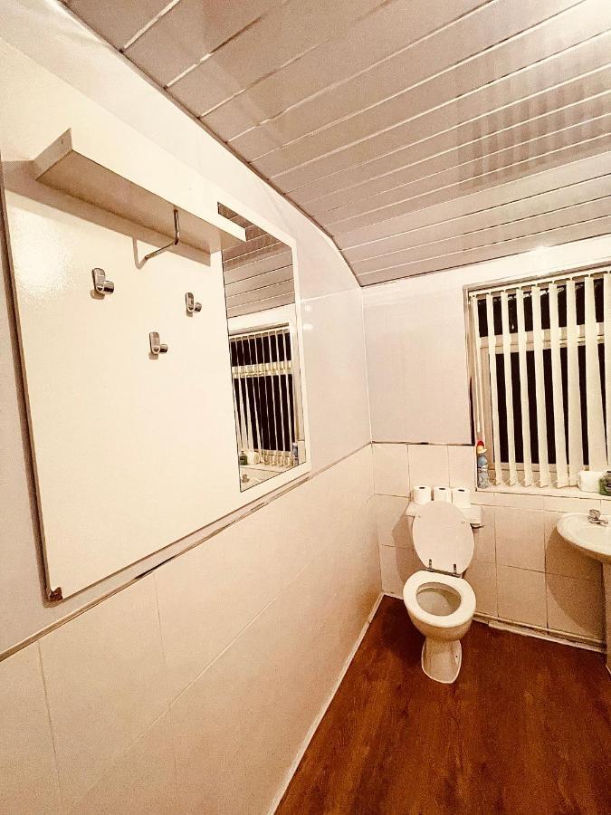 Cute Spacious 2 Bedroom House, Sleeps 8, Free Street Parking, Easy Access Lock Box Entry, 2 Minute Drive From City Centre Liverpool Ngoại thất bức ảnh