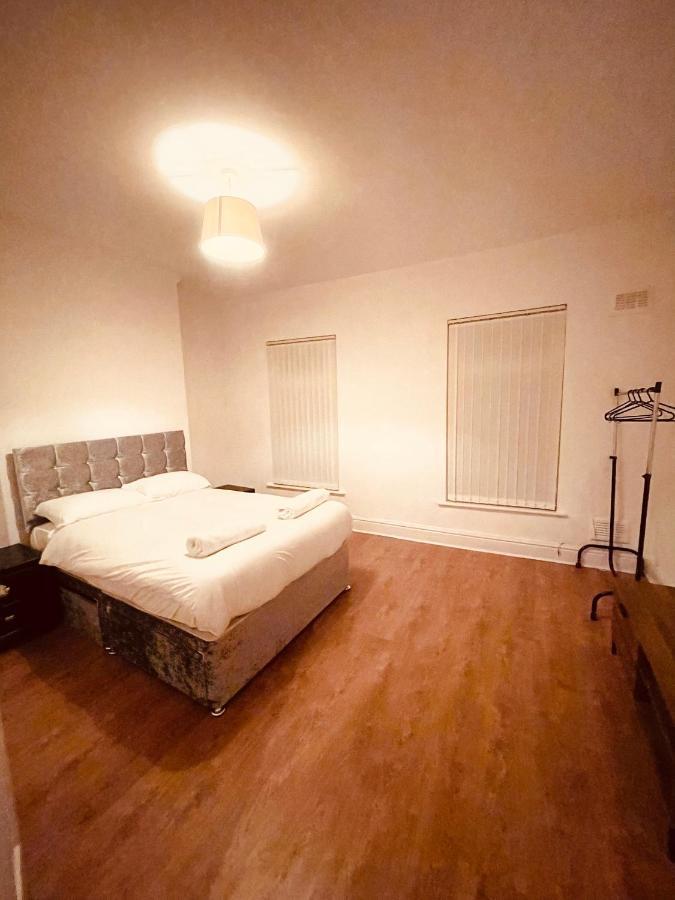 Cute Spacious 2 Bedroom House, Sleeps 8, Free Street Parking, Easy Access Lock Box Entry, 2 Minute Drive From City Centre Liverpool Ngoại thất bức ảnh