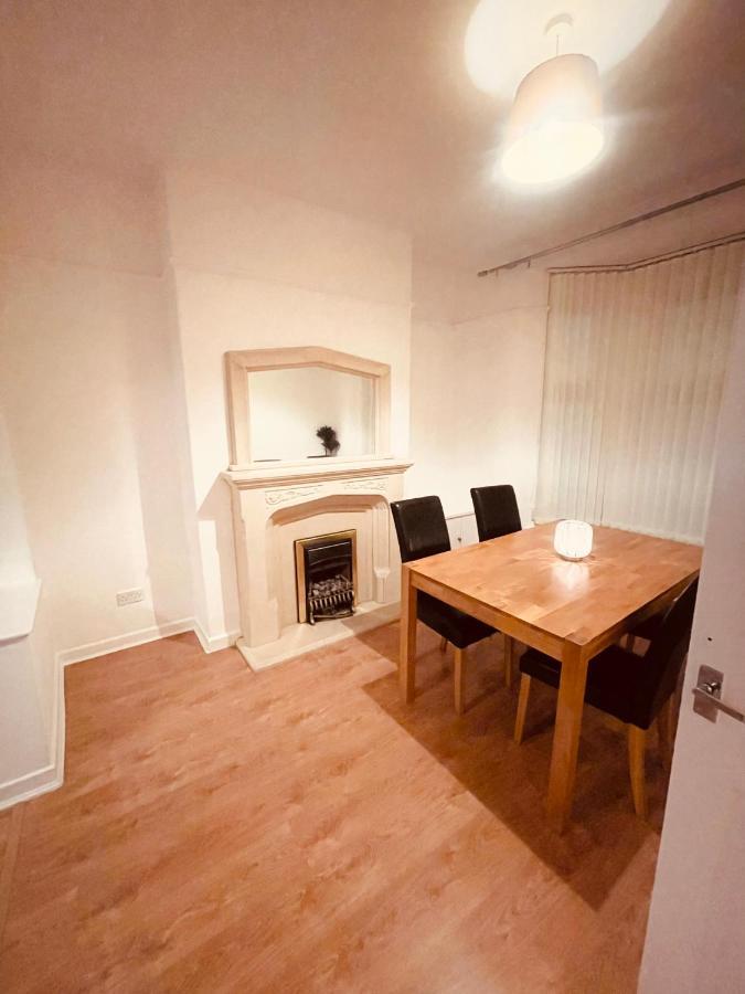 Cute Spacious 2 Bedroom House, Sleeps 8, Free Street Parking, Easy Access Lock Box Entry, 2 Minute Drive From City Centre Liverpool Ngoại thất bức ảnh