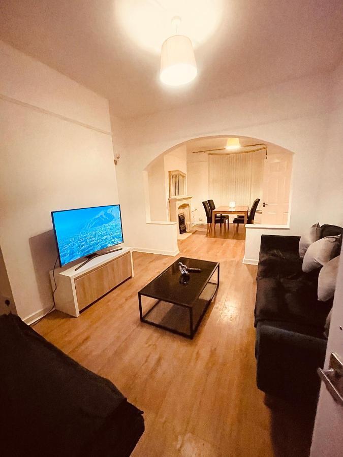 Cute Spacious 2 Bedroom House, Sleeps 8, Free Street Parking, Easy Access Lock Box Entry, 2 Minute Drive From City Centre Liverpool Ngoại thất bức ảnh