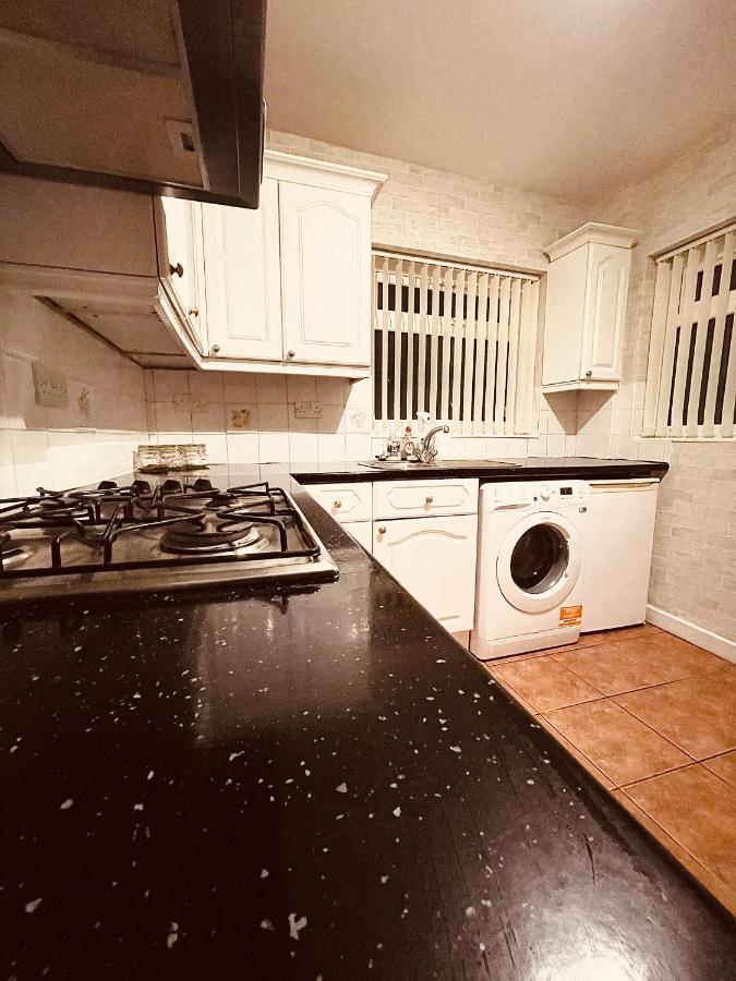 Cute Spacious 2 Bedroom House, Sleeps 8, Free Street Parking, Easy Access Lock Box Entry, 2 Minute Drive From City Centre Liverpool Ngoại thất bức ảnh
